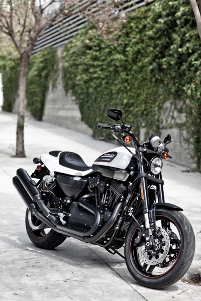 Harley-Davidson: novinky pro rok 2011 - 10 - 2011-Harley-CVO-Road-Glide-Ultra-FLTRUSE-red