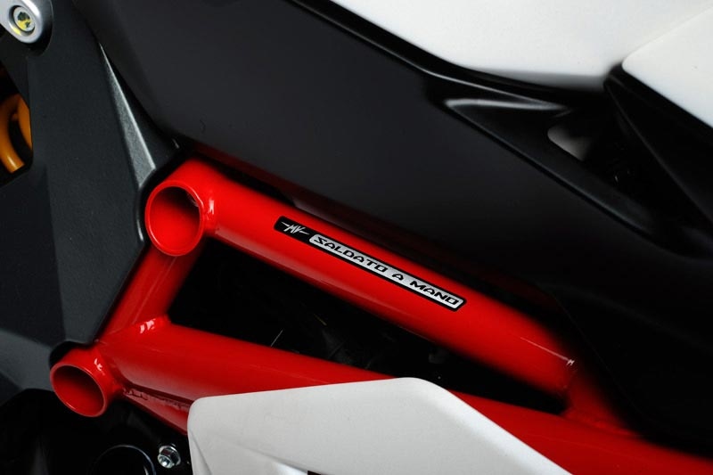MV Agusta F4 RR Corsacorta: krásná a divoká - 14 - mv