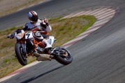 rcno 2013-ktm-690-duke-action-09_0