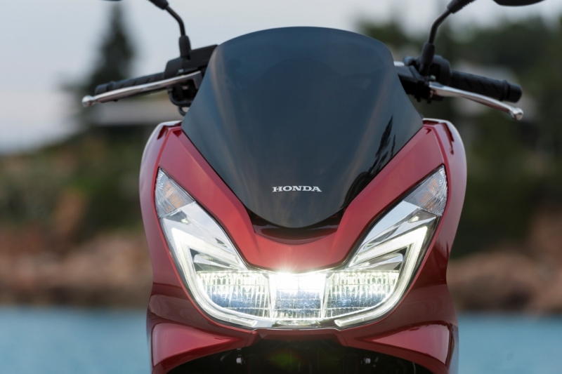 Honda PCX 125 2017: inovovaný bestseller - 2 - Honda PCX 125 2017 2017 Honda 125 PCX (16)