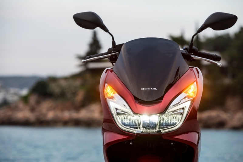 Honda PCX 125 2017: inovovaný bestseller - 4 - Honda PCX 125 2017 2017 Honda 125 PCX (21)