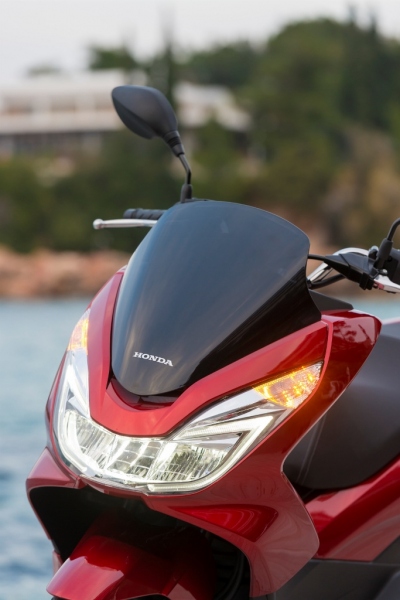 Honda PCX 125 2017: inovovaný bestseller - 13 - Honda PCX 125 2017 2017 Honda 125 PCX (3)