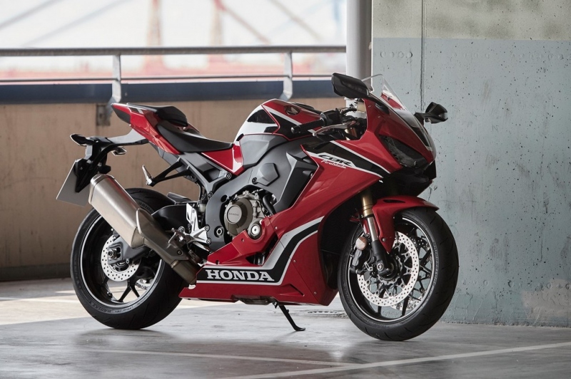 Honda CBR 1000 RR Fireblade 2017: základní verze - 7 - 1 2017 Honda CBR 1000 RR Fireblade11