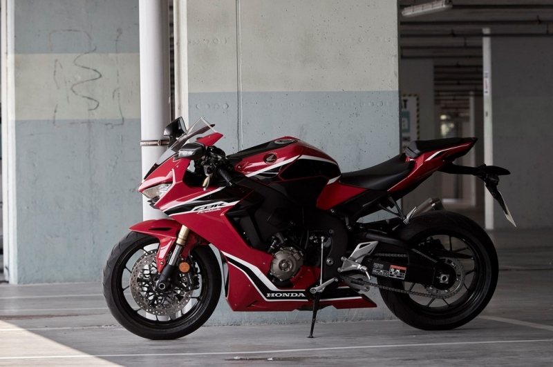 Honda CBR 1000 RR Fireblade 2017: základní verze - 8 - 1 2017 Honda CBR 1000 RR Fireblade12