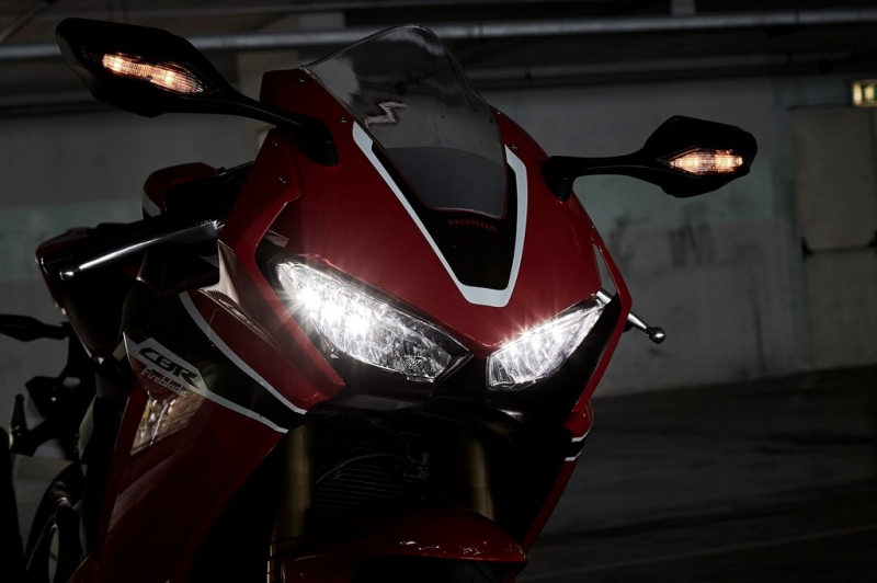 Honda CBR 1000 RR Fireblade 2017: základní verze - 9 - 1 2017 Honda CBR 1000 RR Fireblade13