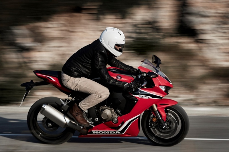 Honda CBR 1000 RR Fireblade 2017: základní verze - 4 - 1 2017 Honda CBR 1000 RR Fireblade5