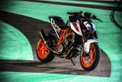 1 2017 KTM 1290 Super Duke R16