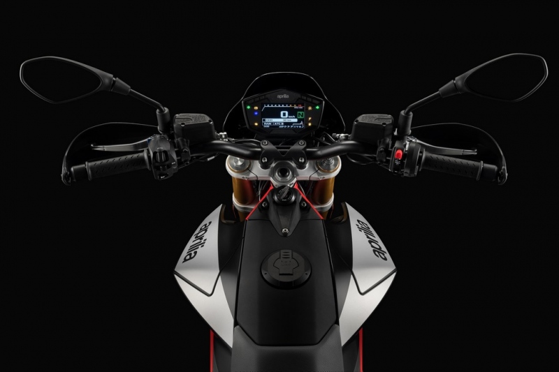 Aprilia Dorsoduro 900 2018: cestovní supermoto - 29 - 1 2018 Dorsoduro 900 Aprilia30