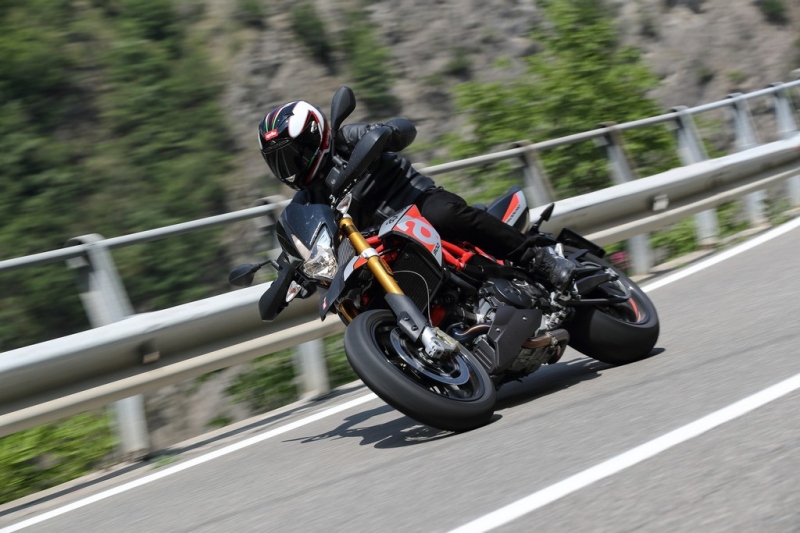 Aprilia Dorsoduro 900 2018: cestovní supermoto - 21 - 1 2018 Dorsoduro 900 Aprilia17
