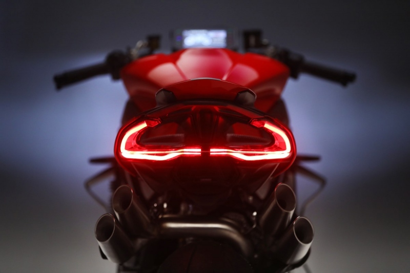 MV Agusta Brutale 1000 RR 2020: nejvýkonnější naháč - 10 - 1 2020 MV Agusta Brutale 1000 RR (24)