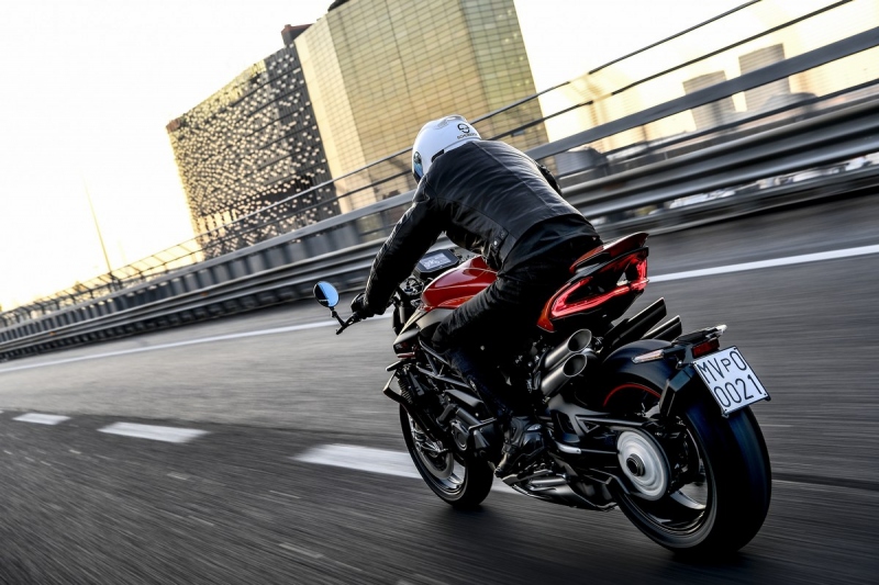 MV Agusta Brutale 1000 RR 2020: nejvýkonnější naháč - 8 - 1 2020 MV Agusta Brutale 1000 RR (7)