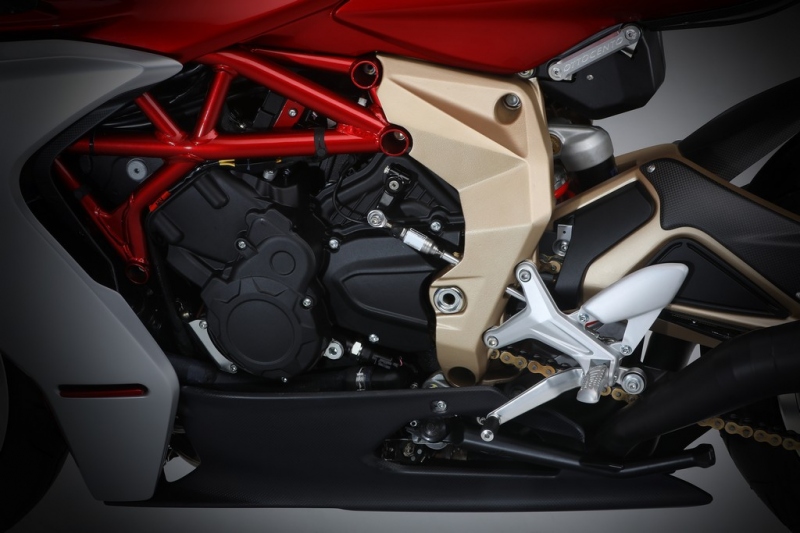 MV Agusta Superveloce 800 a Serie Oro: retro s moderní výbavou - 25 - 1 2020 MV Agusta Superveloce 800 Serie Oro (7)