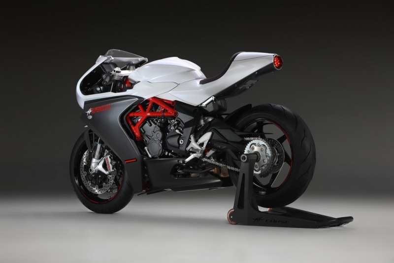 MV Agusta Superveloce 800 a Serie Oro: retro s moderní výbavou - 9 - 1 2020 MV Agusta Superveloce 800 (3)