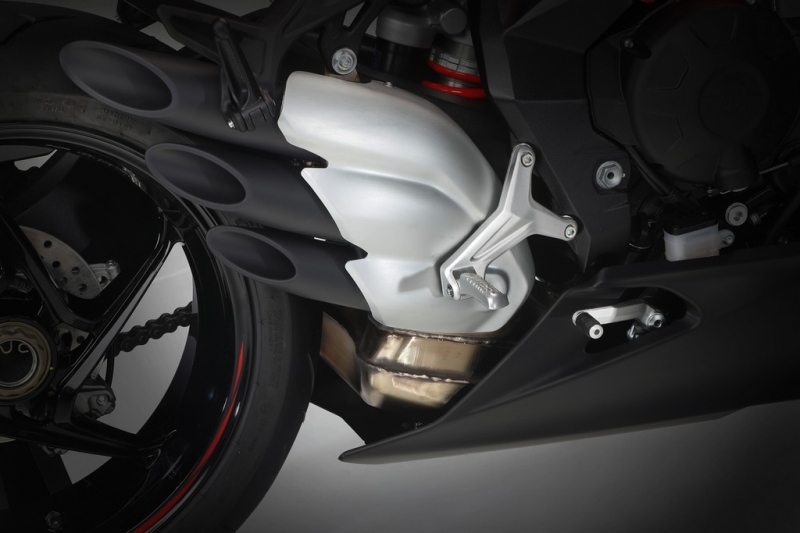 MV Agusta Superveloce 800 a Serie Oro: retro s moderní výbavou - 10 - 1 2020 MV Agusta Superveloce 800 (5)