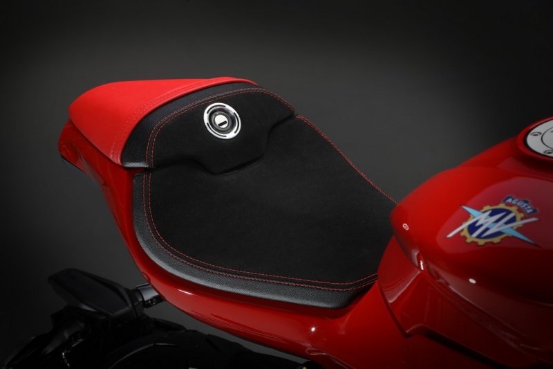 MV Agusta Superveloce 800 a Serie Oro: retro s moderní výbavou - 12 - 1 2020 MV Agusta Superveloce 800 (7)