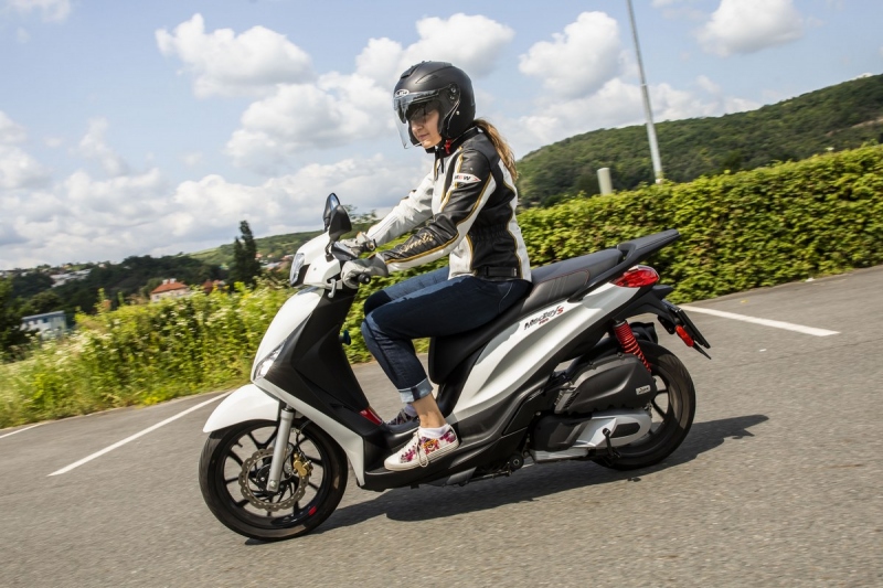Test Piaggio Medley 125 S: zábavný městský skútr - 13 - 1 2020 Piaggio Medley S 125 i-get test (20)