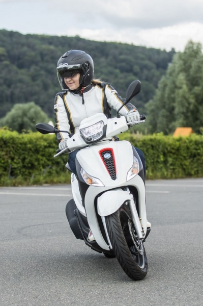 Test Piaggio Medley 125 S: zábavný městský skútr - 23 - 1 2020 Piaggio Medley S 125 i-get test (5)
