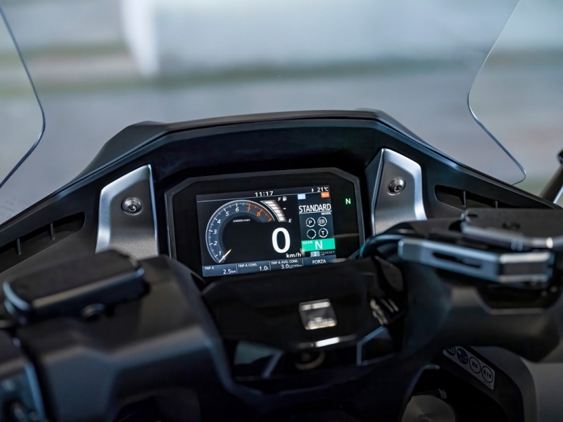 Honda Forza 750: komfortní maxiskútr - 4 - 1 2021 Honda Forza 750 (18)