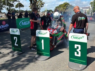 Hlavní obrázek k článku: Johnny Stewart vyhrál závody Sportbike a Supersport na Manx GP
