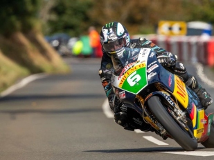 Hlavní obrázek k článku: Michael Dunlop si připsal další vítězství, když vyhrál Lightweight Classic TT.