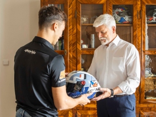 König předal prezidentu Pavlovi závodní helmu