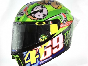 Valentino Rossi na helmě AGV vzdal hold Haydenovi a Tottimu