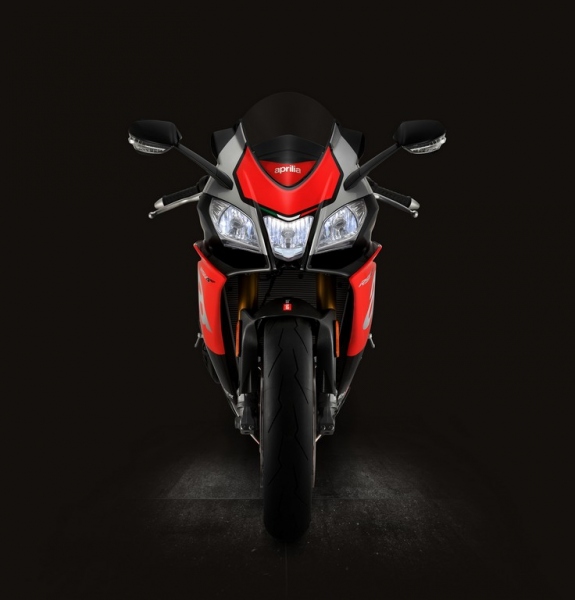 Aprilia RSV4 RF a Factory Works s aerodynamickými křidélky - 7 - 1 Aprilia RSV4 RF 2018 (9)