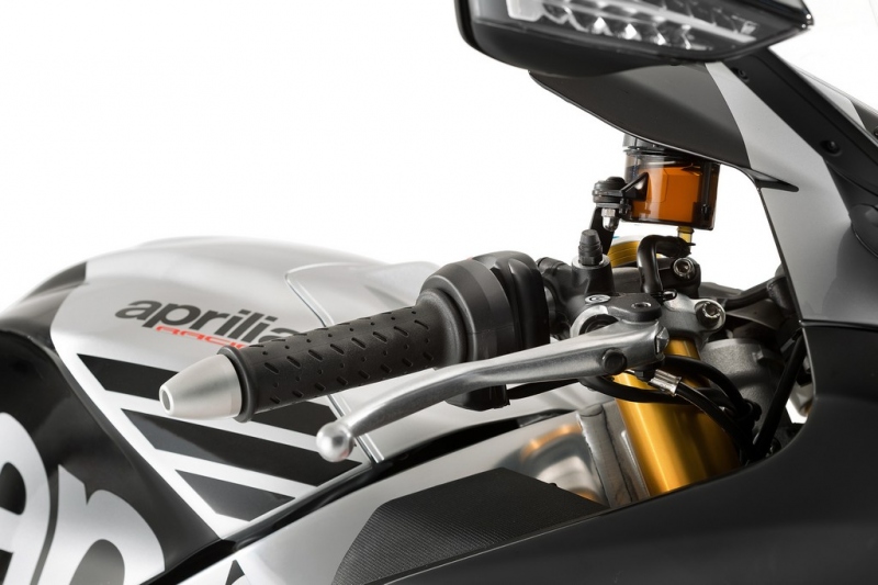 Aprilia RSV4 RF a Factory Works s aerodynamickými křidélky - 15 - 1 Aprilia RSV4 RF 2018 (1)