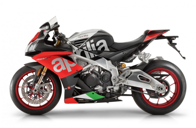 Aprilia RSV4 RF a Factory Works s aerodynamickými křidélky - 10 - 1 Aprilia RSV4 RF 2018 (4)