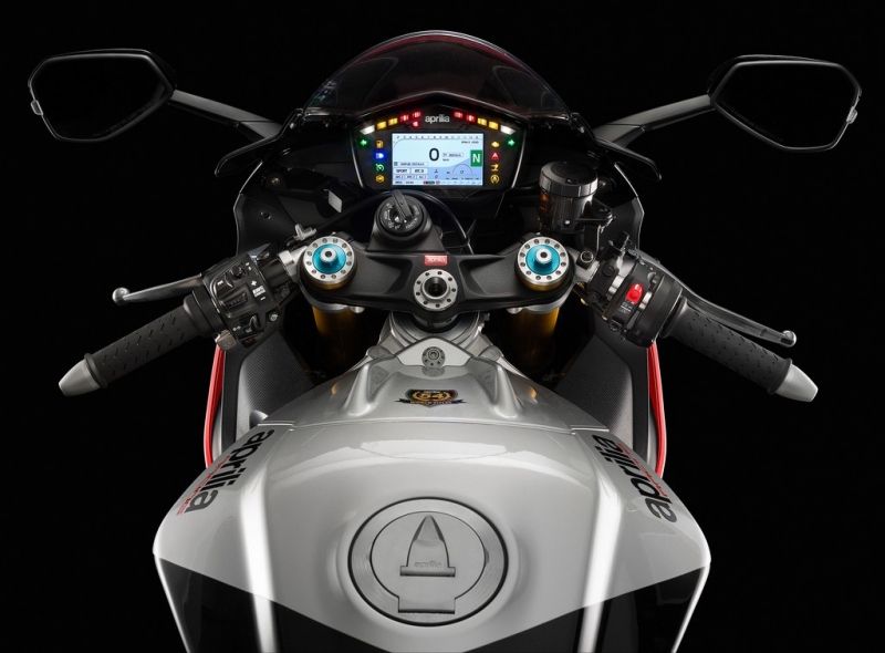 Aprilia RSV4 RF a Factory Works s aerodynamickými křidélky - 14 - 1 Aprilia RSV4 RF 2018 (7)