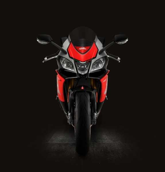 Aprilia RSV4 RF a Factory Works s aerodynamickými křidélky - 8 - 1 Aprilia RSV4 RF 2018 (8)