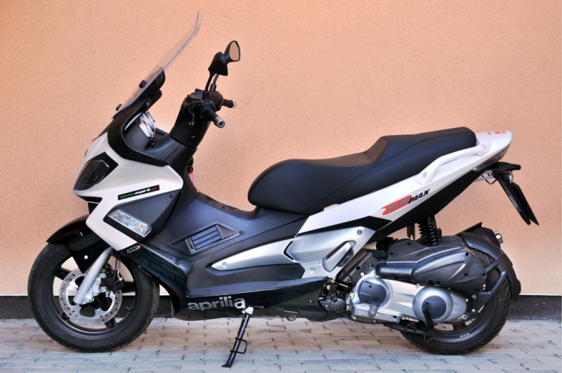 Test Aprilia SR Max 300: sportskútr - 2 - Aprilia SR MAX 300 Aprilia SR Max 3000102