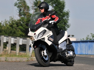 Test Aprilia SR Max 300: sportskútr