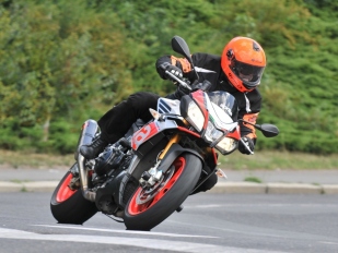 Test Aprilia Tuono V4 1100 Factory 2016: milovaná bestie