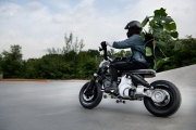 1 BMW Concept CE 02 elektromotocykl (11)