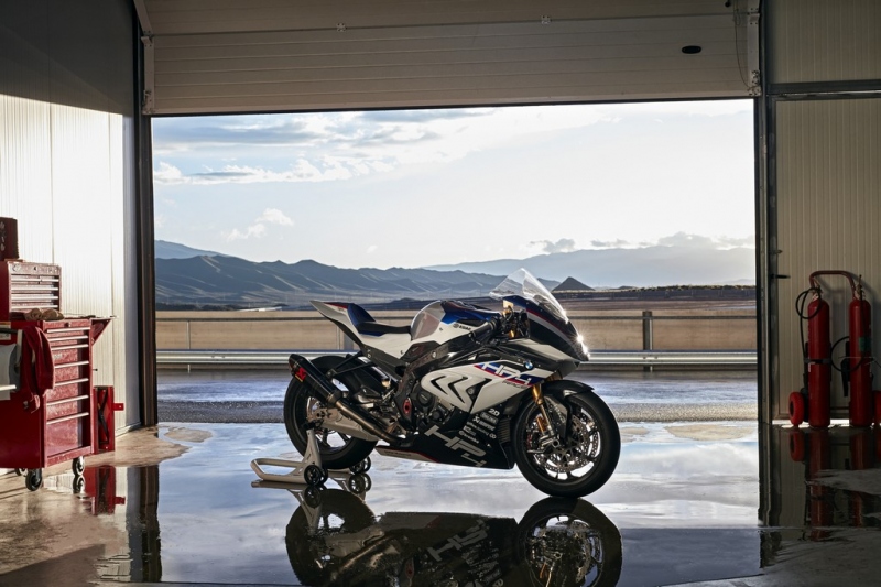 BMW HP4 Race: s čistokrevným závodním motorem - 4 - 1 BMW HP4 Race13