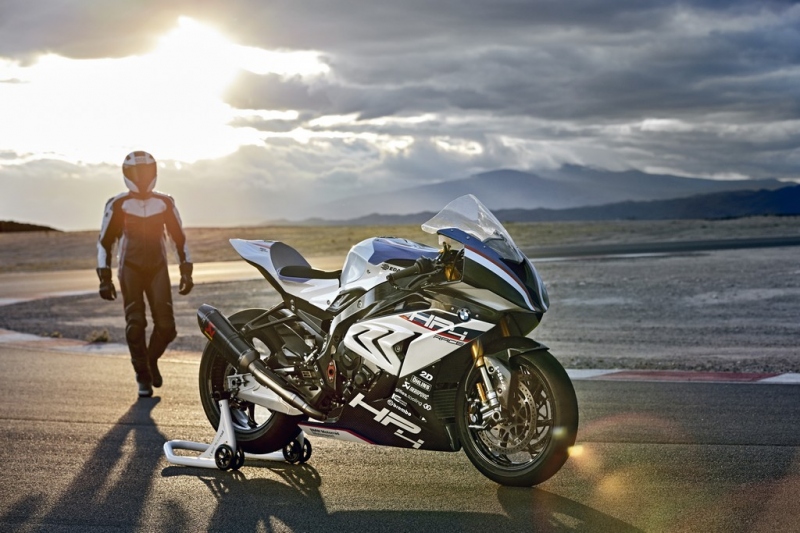 BMW HP4 Race: s čistokrevným závodním motorem - 8 - 1 BMW HP4 Race2