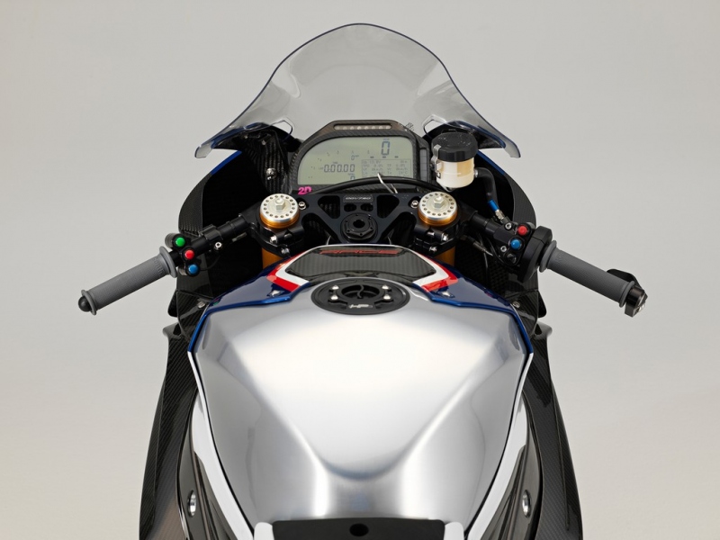 BMW HP4 Race: s čistokrevným závodním motorem - 31 - 1 BMW HP4 Race37