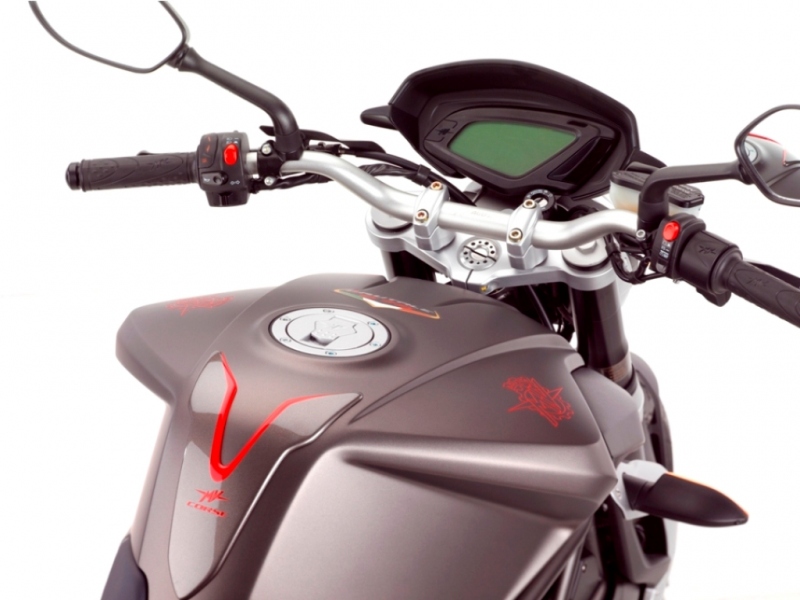 MV Agusta Brutale 675: hravý naháč - 10 - Brutale67512
