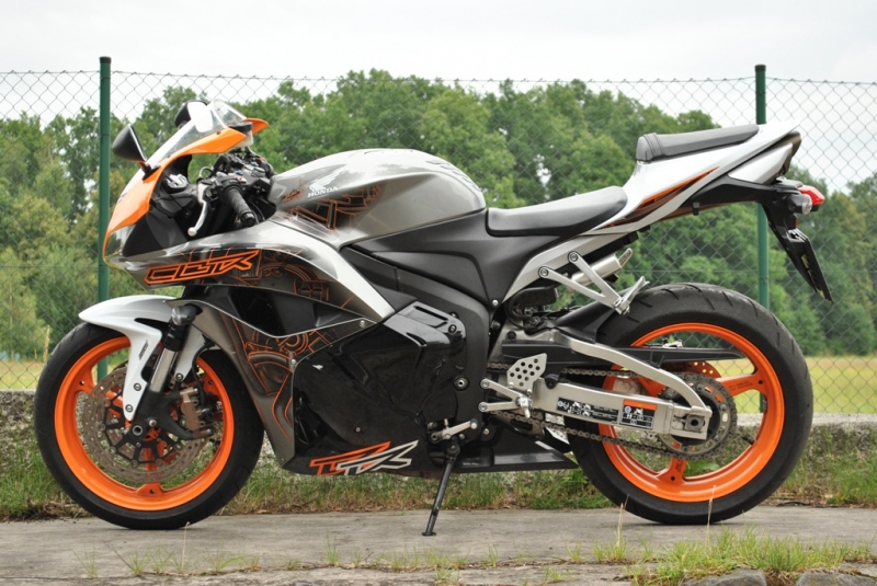 Honda CBR 600RR: nezklame ani nepřekvapí - 1 - CBR600RR_201102