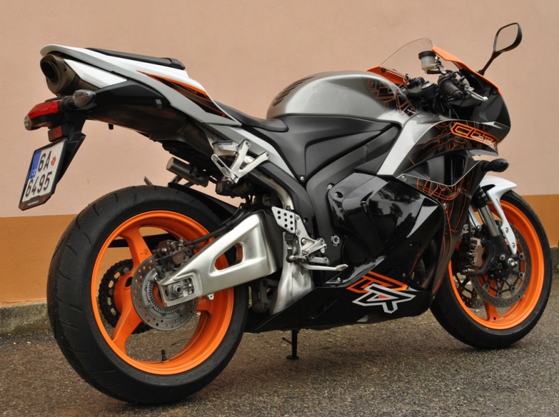 Honda CBR 600RR: nezklame ani nepřekvapí - 6 - CBR600RR_201108