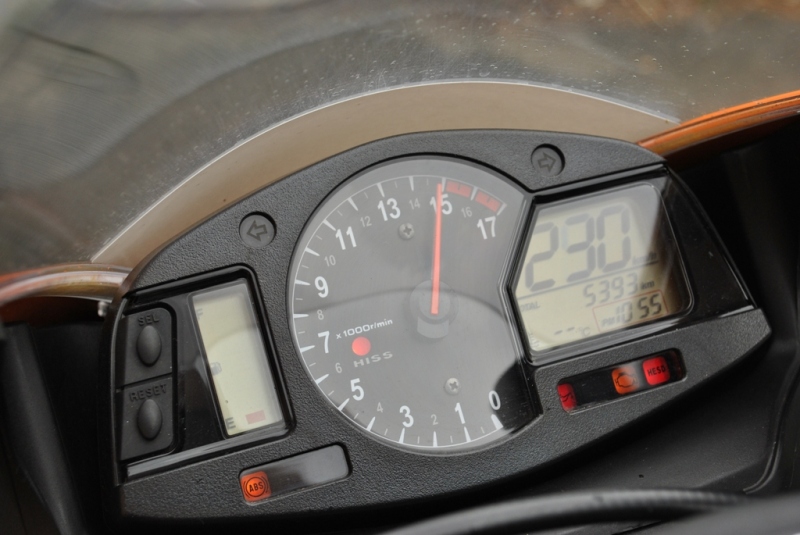 Honda CBR 600RR: nezklame ani nepřekvapí - 11 - CBR600RR_201113