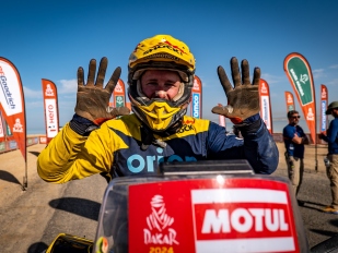 Hlavní obrázek k článku: Michek s týmem Orion vybojovali magické 10. místo na Dakaru!