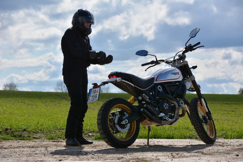 Test Ducati Scrambler Desert Sled: do města i na polní cestu - 3 - 1 Ducati Desert Sled test (18)