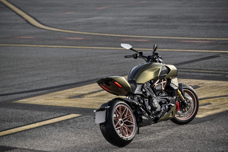 Ducati Diavel 1260 Lamborghini: exkluzivní edice - 21 - 1 Ducati Diavel 1260 Lamborghini (8)
