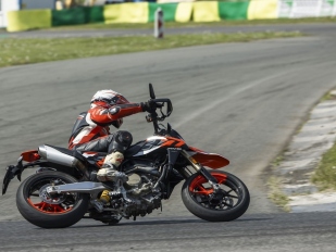 Test Ducati Hypermotard 698 MONO: nejvýkonnější jednoválec