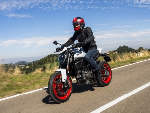 Ducati Monster 2026: s dvouválcovým motorem V2