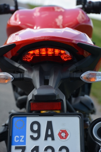 Test Ducati Monster 821: Kdo potřebuje víc? - 8 - 2 Ducati Monster 821 test21