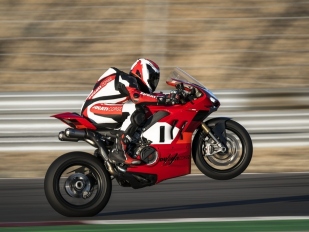 Ducati Panigale V4 R 2023: 240 koní na 188 kilogramů váhy