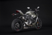 1 Ducati Streetfighter V2 2023 Storm Green (3)